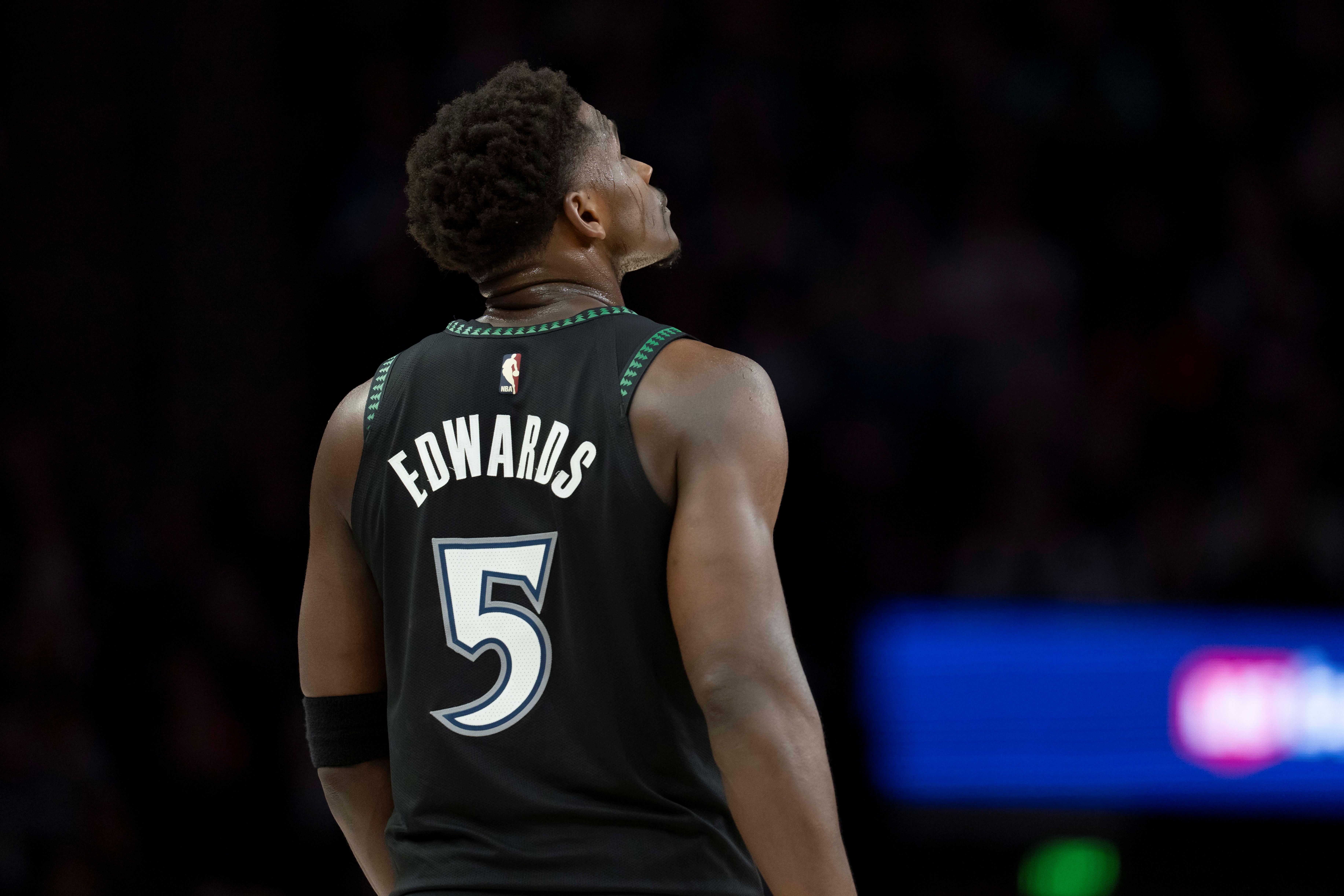 铁麻了！爱德华兹15中2&amp;三分10中1&amp;罚球10中9 仅得14分4助攻